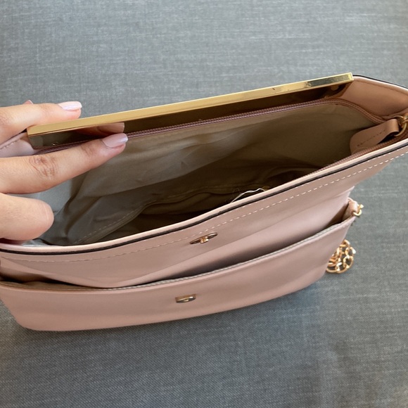 Pale pink Aldo shoulder bag with 2 pockets. - Picture 4 of 4